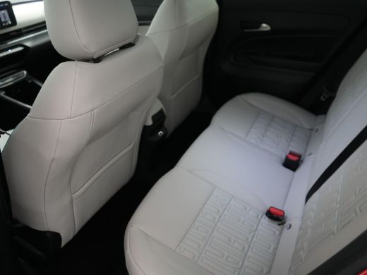 Fiat 600e La Prima | 10,25" touchscreen radio met Bluetooth, DAB & USB | Adaptive Cruise Control met Traffi... ActivLease financial lease