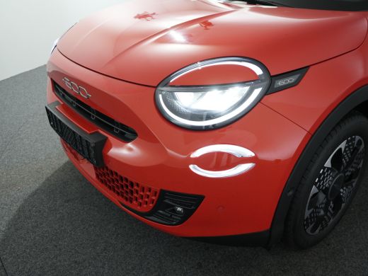 Fiat 600e La Prima | 10,25" touchscreen radio met Bluetooth, DAB & USB | Adaptive Cruise Control met Traffi... ActivLease financial lease