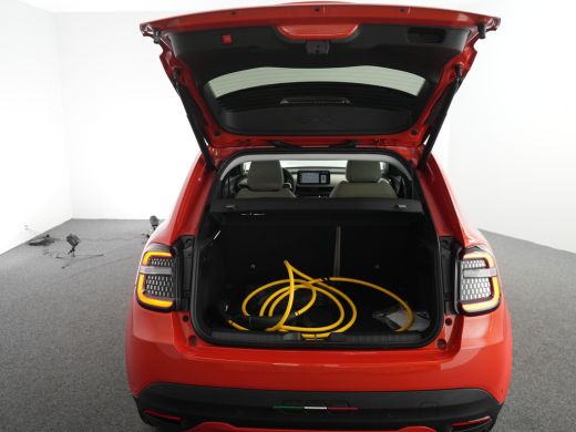 Fiat 600e La Prima | 10,25" touchscreen radio met Bluetooth, DAB & USB | Adaptive Cruise Control met Traffi... ActivLease financial lease