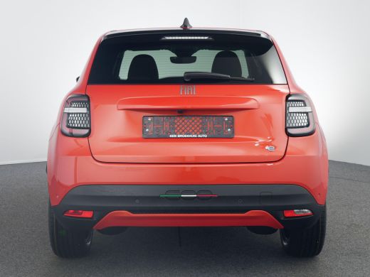 Fiat 600e La Prima | 10,25" touchscreen radio met Bluetooth, DAB & USB | Adaptive Cruise Control met Traffi... ActivLease financial lease