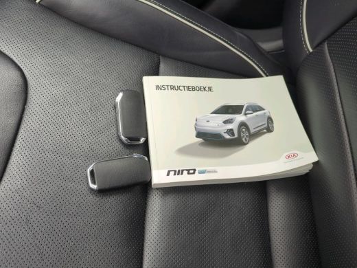Kia e-Niro ExecutiveLine 64 kWh NL-AUTO | LEDER | PANODAK | 3 FASE ActivLease financial lease