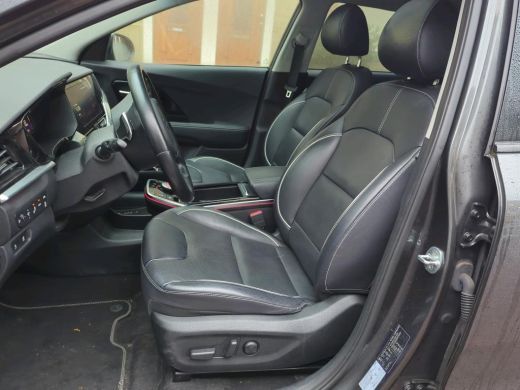 Kia e-Niro ExecutiveLine 64 kWh NL-AUTO | LEDER | PANODAK | 3 FASE ActivLease financial lease