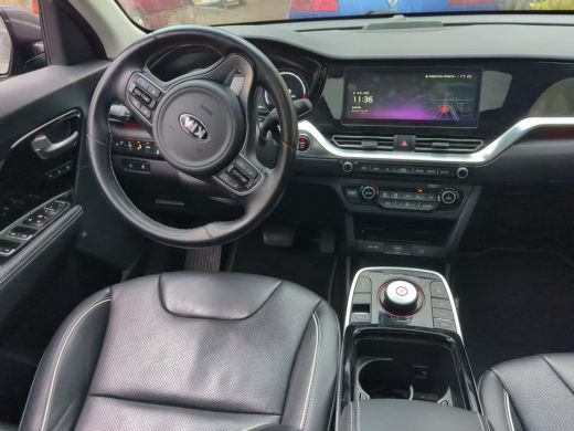 Kia e-Niro ExecutiveLine 64 kWh NL-AUTO | LEDER | PANODAK | 3 FASE ActivLease financial lease