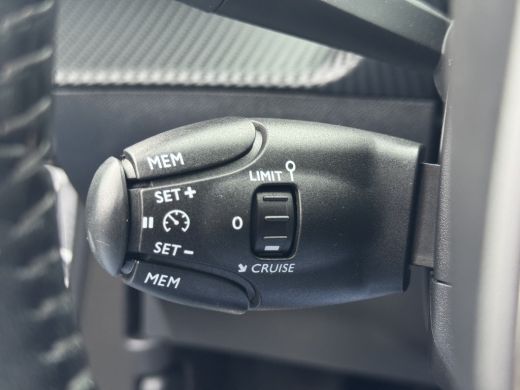 Peugeot e-2008 EV Allure 50 kWh SOH 94% / CARPLAY / CRUISE / ACHTERUITRIJCAMERA ActivLease financial lease