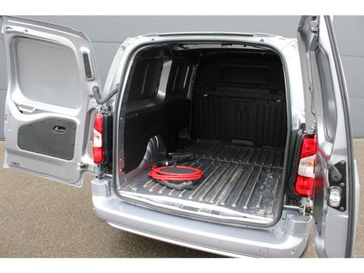 Peugeot e-Partner 136 L2 50 kWh | Automaat | Navigatie | Camera | Long | Lichtmetaal | 3-Zits | BTW | Stoelverwarmi... ActivLease financial lease
