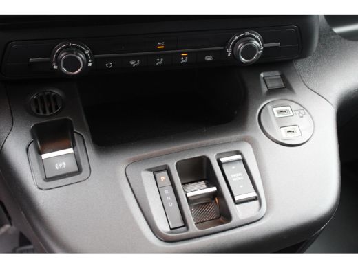 Peugeot e-Partner 136 L2 50 kWh | Automaat | Navigatie | Camera | Long | Lichtmetaal | 3-Zits | BTW | Stoelverwarmi... ActivLease financial lease