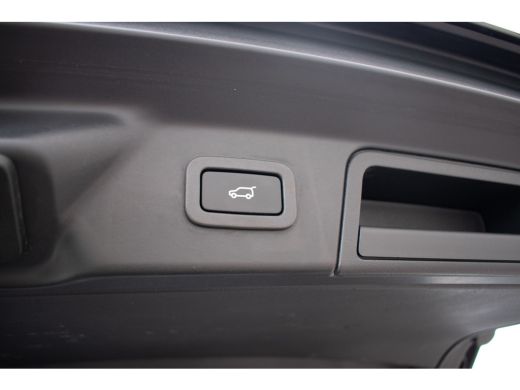 Land Rover Range Rover Velar 2.0 I4 AWD R-Dynamic SE Elek. pano dak 22" Leer Elek. stoelen ActivLease financial lease