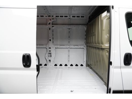 Peugeot Boxer 2.2 BlueHDi 140 S&S L3H2 3.5t | Adapt. Cruise | Camera | LED | Airco | Dodehoekbewaking | PDC ActivLease financial lease