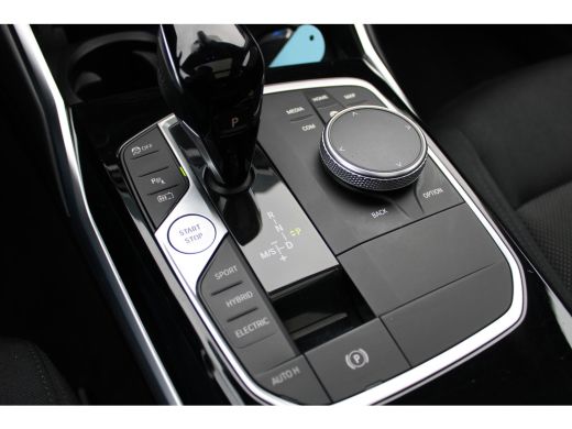 BMW 3 Serie Touring 330e Business Edition PHEV PANO GR NAVI VIRTUAL 58000KM!!! ActivLease financial lease