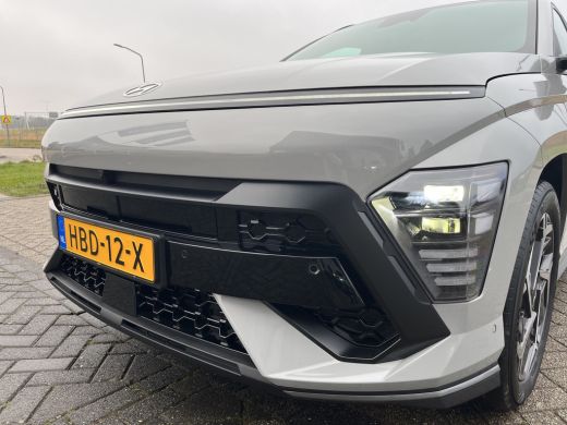 Hyundai Kona 1.6 GDI 141pk HEV N-Line | Premium audio | 360 camera | Bestuurdersstoel met geheugen | Adaptive ... ActivLease financial lease