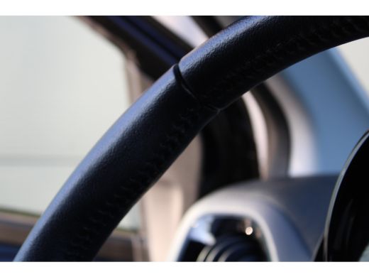 Peugeot 108 1.0 e-VTi Allure | Navi by app | Climate control | Camera | LED | Mistlampen | Lichtmetaal | 41.5... ActivLease financial lease