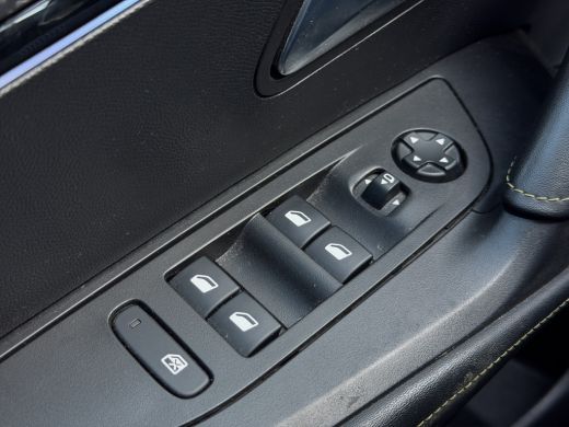 Peugeot e-2008 EV GT Pack 50 kWh Panoramadak | Voorruit+stoel verwarming | Camera | Full LED | ActivLease financial lease