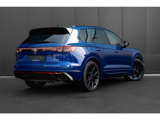 Volkswagen Touareg 3.0 TSi eHybrid 462pk 4MOTION R | Panoramadak | Trekhaak | 22" | Luchtvering | 360 Camera ActivLease financial lease