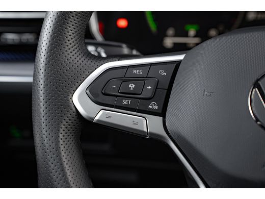 Volkswagen Touareg 3.0 TSi eHybrid 462pk 4MOTION R | Panoramadak | Trekhaak | 22" | Luchtvering | 360 Camera ActivLease financial lease