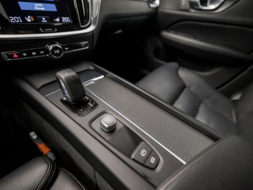 Volvo  V60 2.0 B3 Sport 177Pk Automaat (APPLE CARPLAY, LEDER, CAMERA, GETINT GLAS, STUUR/STOELVERWARMING, EL... ActivLease financial lease