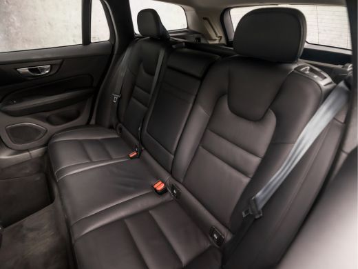 Volvo  V60 2.0 B3 Sport 177Pk Automaat (APPLE CARPLAY, LEDER, CAMERA, GETINT GLAS, STUUR/STOELVERWARMING, EL... ActivLease financial lease