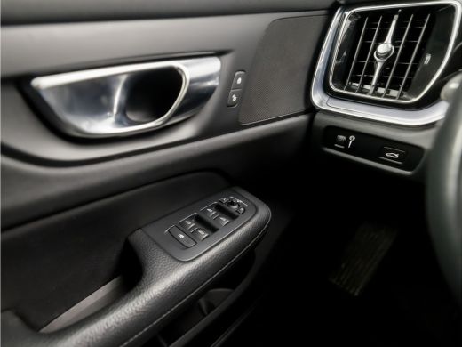 Volvo  V60 2.0 B3 Sport 177Pk Automaat (APPLE CARPLAY, LEDER, CAMERA, GETINT GLAS, STUUR/STOELVERWARMING, EL... ActivLease financial lease