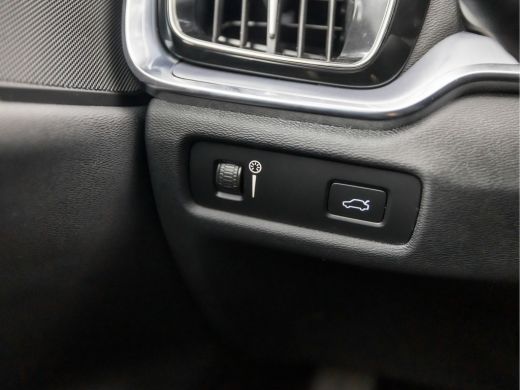 Volvo  V60 2.0 B3 Sport 177Pk Automaat (APPLE CARPLAY, LEDER, CAMERA, GETINT GLAS, STUUR/STOELVERWARMING, EL... ActivLease financial lease