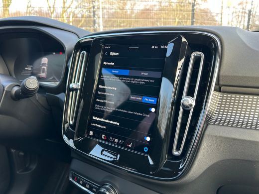 Volvo  XC40 Recharge P8 AWD R-Design | SoH 90% | Panoramadak | Trekhaak | Camera | ActivLease financial lease