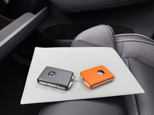 Volvo  XC60 2.0 T8 Plug-in hybrid AWD Plus Black Edition Pano-H&K-360 gr-Keyless-ACC ActivLease financial lease