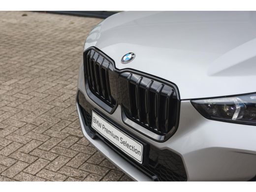 BMW X1 sDrive18i M Sport Automaat / Panoramadak / Sportstoelen / Achteruitrijcamera / M Adaptief onderst... ActivLease financial lease