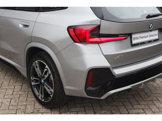 BMW X1 sDrive18i M Sport Automaat / Panoramadak / Sportstoelen / Achteruitrijcamera / M Adaptief onderst... ActivLease financial lease