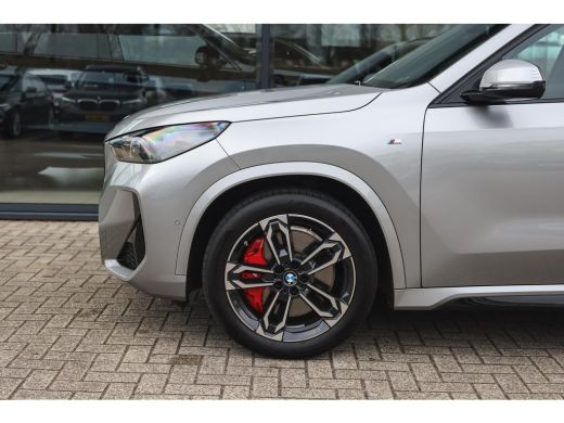 BMW X1 sDrive18i M Sport Automaat / Panoramadak / Sportstoelen / Achteruitrijcamera / M Adaptief onderst... ActivLease financial lease
