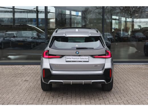 BMW X1 sDrive18i M Sport Automaat / Panoramadak / Sportstoelen / Achteruitrijcamera / M Adaptief onderst... ActivLease financial lease
