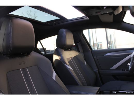 Opel Astra 1.6 Hybrid Ultimate | Automaat | Navigatie | Camera | Panorama/schuifdak | Black pack | 7.500km | ActivLease financial lease