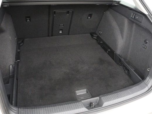 Volkswagen Golf 1.0 TSI Life | Trekhaak | Camera | Adaptive cruise | Sfeerverlichting | Carplay | Navigatie | Par... ActivLease financial lease