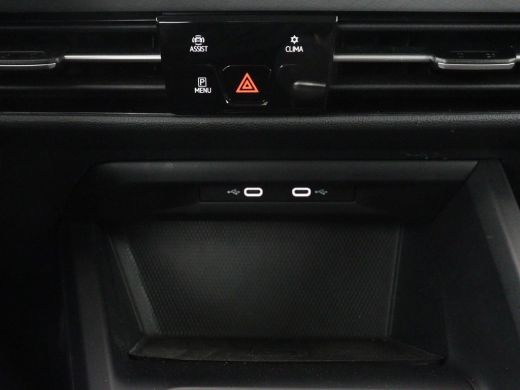 Volkswagen Golf 1.0 TSI Life | Trekhaak | Camera | Adaptive cruise | Sfeerverlichting | Carplay | Navigatie | Par... ActivLease financial lease