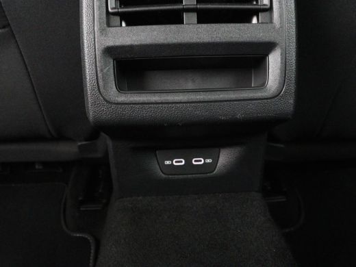 Volkswagen Golf 1.0 TSI Life | Trekhaak | Camera | Adaptive cruise | Sfeerverlichting | Carplay | Navigatie | Par... ActivLease financial lease