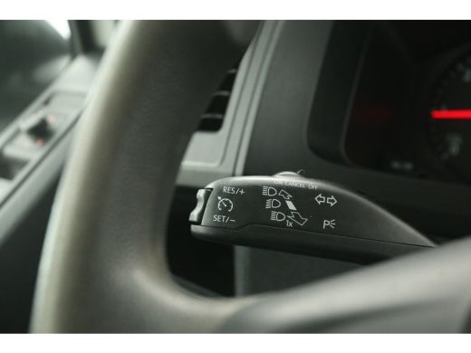 Volkswagen Transporter 2.0 TDI L2H1 | 140PK | Airco | Cruise | 3-Zits | Trekhaak | Sidebars ActivLease financial lease