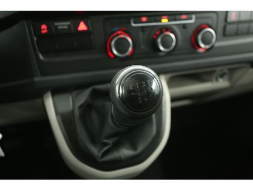 Volkswagen Transporter 2.0 TDI L2H1 | 140PK | Airco | Cruise | 3-Zits | Trekhaak | Sidebars ActivLease financial lease