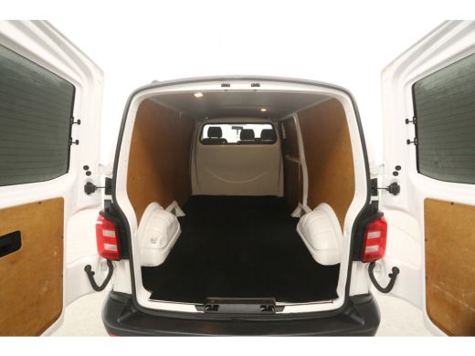 Volkswagen Transporter 2.0 TDI L2H1 | 140PK | Airco | Cruise | 3-Zits | Trekhaak | Sidebars ActivLease financial lease