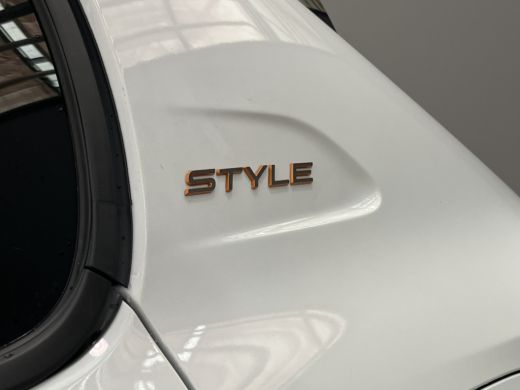 Peugeot 208 Style | Dashboard en deurpanelen in kunststof met carboneffect | Ecoled koplampen | Elektrisch ve... ActivLease financial lease