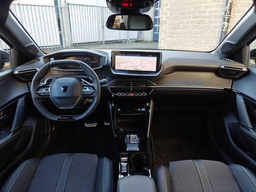 Peugeot 208 GT | Armsteunen op de voorportieren bekleed met kunstleder met groen sierstiksel (GT-Line) | Clim... ActivLease financial lease