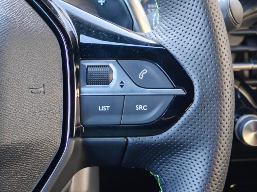 Peugeot 208 GT | Armsteunen op de voorportieren bekleed met kunstleder met groen sierstiksel (GT-Line) | Clim... ActivLease financial lease