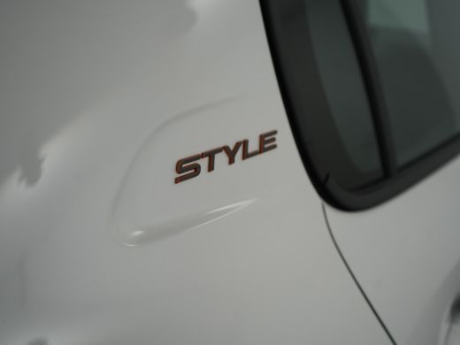 Peugeot 208 Style | Dashboard en deurpanelen in kunststof met carboneffect | Ecoled koplampen | Elektrisch ve... ActivLease financial lease