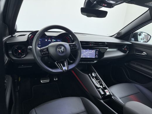 Alfa Romeo Junior Elettrica Speciale | 10,25" digitaal instrumentarium | 100 kW DC snellader | 11 kW boordlader ActivLease financial lease