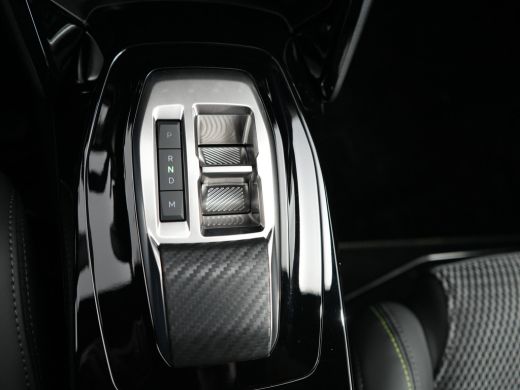 Peugeot 208 GT | Armsteunen op de voorportieren bekleed met kunstleder met groen sierstiksel (GT-Line) | Clim... ActivLease financial lease