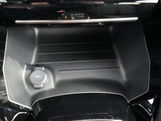 Peugeot 208 GT | Armsteunen op de voorportieren bekleed met kunstleder met groen sierstiksel (GT-Line) | Clim... ActivLease financial lease