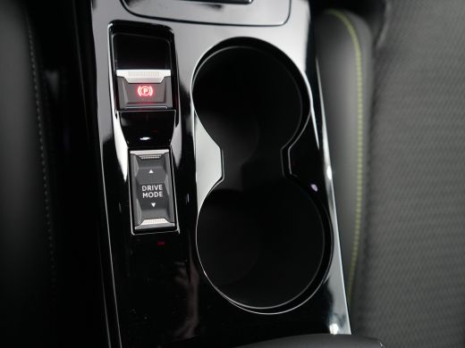 Peugeot 208 GT | Armsteunen op de voorportieren bekleed met kunstleder met groen sierstiksel (GT-Line) | Clim... ActivLease financial lease