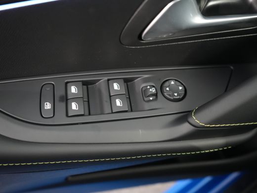 Peugeot 208 GT | Armsteunen op de voorportieren bekleed met kunstleder met groen sierstiksel (GT-Line) | Clim... ActivLease financial lease