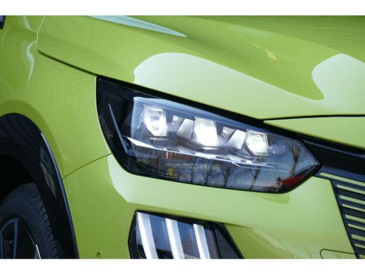 Peugeot 208 GT | Armsteunen op de voorportieren bekleed met kunstleder met groen sierstiksel (GT-Line) | Clim... ActivLease financial lease