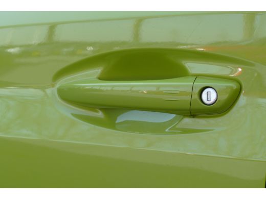 Peugeot 208 GT | Armsteunen op de voorportieren bekleed met kunstleder met groen sierstiksel (GT-Line) | Clim... ActivLease financial lease