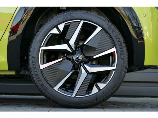 Peugeot 208 GT | Armsteunen op de voorportieren bekleed met kunstleder met groen sierstiksel (GT-Line) | Clim... ActivLease financial lease