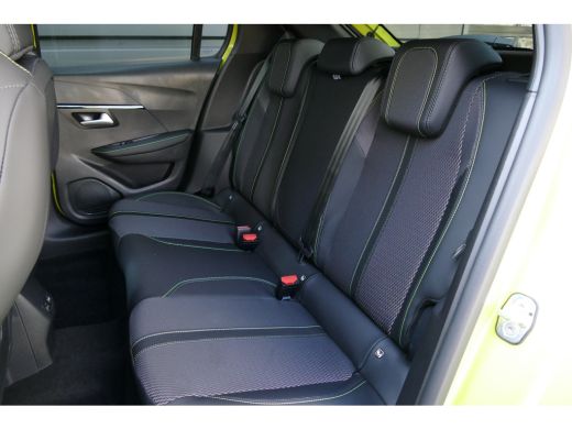 Peugeot 208 GT | Armsteunen op de voorportieren bekleed met kunstleder met groen sierstiksel (GT-Line) | Clim... ActivLease financial lease