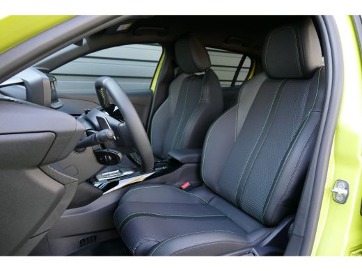 Peugeot 208 GT | Armsteunen op de voorportieren bekleed met kunstleder met groen sierstiksel (GT-Line) | Clim... ActivLease financial lease