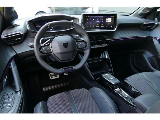 Peugeot 208 GT | Armsteunen op de voorportieren bekleed met kunstleder met groen sierstiksel (GT-Line) | Clim... ActivLease financial lease